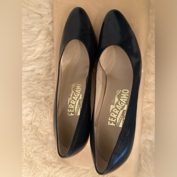 Salvatore Ferragamo vintage navy leather heels, size 6AA (narrow width) - Picture 2 of 8